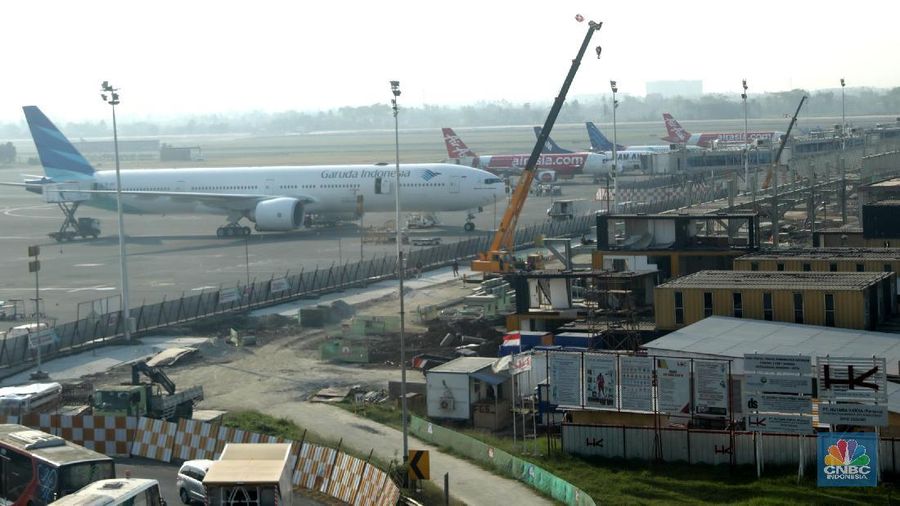 Pesawat melintas di Spring Terminal 1 Bandara Soekarno Hatta, Tangerang, Banten, Kamis (30/8). Kementerian Perhubungan memutuskan tarif batas bawah tiket pesawat akan naik 5% menjadi 35% dari tarif batas atas.
Artinya, jika tarif batas atas ditetapkan misalnya Rp 1 juta maka harga termurah tiket hanya diperbolehkan Rp 350.000. Hal ini berbeda dari yang berlaku sekarang yaitu 30% dari batas atas, sehingga tarif termurah bisa Rp 300.000.
Sekretaris Jenderal Indonesia National Air Carriers Association (INACA) Tengku Burhanuddin menyambut baik rencana kenaikan tarif batas bawah (TBB) tiket pesawat. Dia berpendapat pertimbangan mengenai kenaikan TBB pesawat harus melihat keadaan ekonomi.
penaikan TBB sebesar 5 persen yang dilakukan Kementerian Perhubungan menjadikan selisih dengan TBA menjadi semakin sempit, yakni 35 persen. Padahal, maskapai membutuhkan pendapatan saat low season. (վ/Muhammad Sabki)