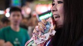 Beberapa musisi jalanan Mong Kok mengaku mungkin akan pindah ke Causeway Bay’s Time Square atau Tsim Sha Tsui, distrik yang juga sibuk, namun tak bisa seinteraktif dan sebising saat biasanya. (AFP PHOTO / Philip FONG)