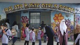 Para orang tua pun khawatir dengan masa depan sekolah-sekolah yang mereka anggap dapat menjadi investasi hidup generasi muda. (AFP Photo/Jaafar Ashtiyeh)