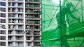 Para buruh bekerja di suatu lokasi konstruksi di Phnom Penh, Kamboja. (REUTERS/Samrang Pring)