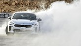 Kia Stinger mampu meladeni keinginan Almimoni melakukan aksi drifting. (AFP PHOTO/FAYEZ NURELDINE)