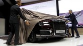Menteri Perindustrian Rusia Denis Manturov dan Chief Executive Aurus Franz Gerhard Hilgert membuka selubung Aurus Senat di Moscow International Auto Salon 2018, kemarin. (REUTERS/Maxim Shemetov)