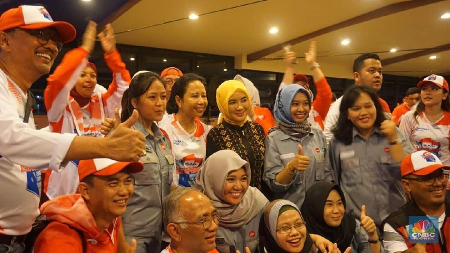 Usai dilantik menjadi Dirut Pertamina, Nicke langsung temui Menteri Rini di Palembang untuk joget dan nonton Asian Games bersama.