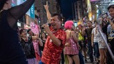 Meski kadang suara dari amplifier dan sorak-sorai serta tepuk tangan membuat sakit kepala, jalanan itu adalah pembudaya kesenian lokal. (AFP PHOTO / Philip FONG)