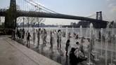 Suhu panas yang tercatat bisa mencapai 33 derajat Celcius seperti data yang dikumpulkan National Weather Service. (REUTERS/Andrew Kelly)