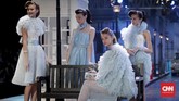 Namun di gaun pengantin pada sesi terakhir, Fetty sedikit ambil risiko. Dia membuat gaun pengantin dengan rok sebetis. Bak balerina anggun dengan tutu yang mengembang. (CNNIndonesia/Safir Makki)