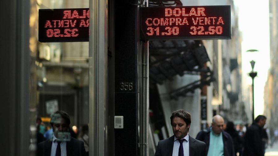 Bank sentral Argentina pada hari Kamis (30/8/2018) menaikkan suku bunga acuannya sebesar 15% menjadi 60% setelah peso terus anjlok.