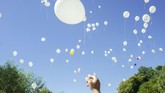 Orang-orang melepaskan balon putih sebagai penghormatan untuk bocah perempuan delapan tahun asal Perancis, Maelys, yang diculik di sebuah resepsi pernikahan dan kemudian dibunuh. Tubuh Maelys ditemukan enam bulan kemudian dalam kasus pembunuhan yang mengegerkan Perancis. (AFP PHOTO / ROMAIN LAFABREGUE)