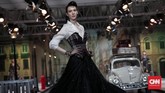 Persimpangan jalan tahun 50-an dunia Fetty Rusli terbagi dalam empat babak. Di ujung penyeberangan, ikon fesyen cantik Audrey Hepburn bersiap melintasi zebra cross. (CNNIndonesia/Safir Makki)