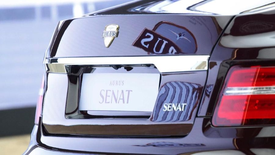 Aurus Senat versi sipil ini dijual tanpa menawarkan perlindungan dari serangan senjata dan peledak