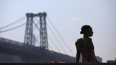 Masyarakat kota New York sedang mengalami gelombang panas pada pekan ini. Suhu gerah dirasakan sejak pukul 5 pagi sampai 9 malam setiap harinya. (REUTERS/Andrew Kelly)