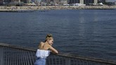 Seorang wanita berdiri di pesisir Coney Island Beach untuk menikmati angin yang berembus di tengah udara New York yang gerah. (Drew Angerer/Getty Images/AFP)