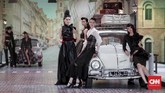 Fetty berimajinasi penyeberangan seolah menjadi sebuah runaway bagi para pejalan kaki untuk menunjukkan gaya mereka. Imajinasi 'street style' ini dituangkan dalam koleksi busana bertajuk 'Crossing.' (CNNIndonesia/Safir Makki)