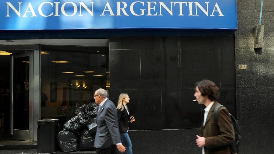 Wisatawan asing menikmati untung mendadak dari pelemahan mata uang Argentina, peso, terhadap dolar AS.