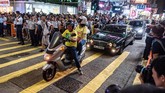 Bebas dari kendaraan bermotor dan khusus untuk pejalan kaki, kawasan itu pun terbilang ‘ramah’ pertunjukan. (AFP PHOTO / Philip FONG)