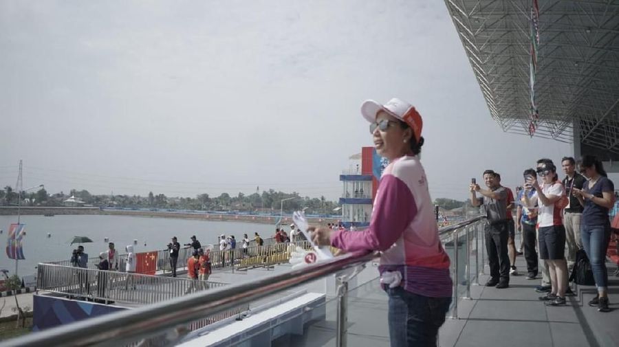 Usai dilantik menjadi Dirut Pertamina, Nicke langsung temui Menteri Rini di Palembang untuk joget dan nonton Asian Games bersama.