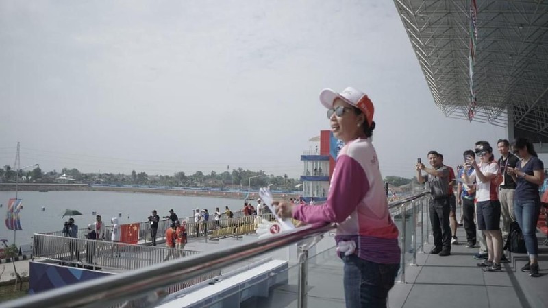 Usai dilantik menjadi Dirut Pertamina, Nicke langsung temui Menteri Rini di Palembang untuk joget dan nonton Asian Games bersama.