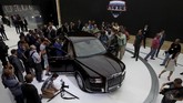 Aurus Senat menjadi perhatian para jurnalis yang datang meliput acara Moscow International Auto Salon 2018 berlangsung di Moskow, Rusia. (REUTERS/Maxim Shemetov)