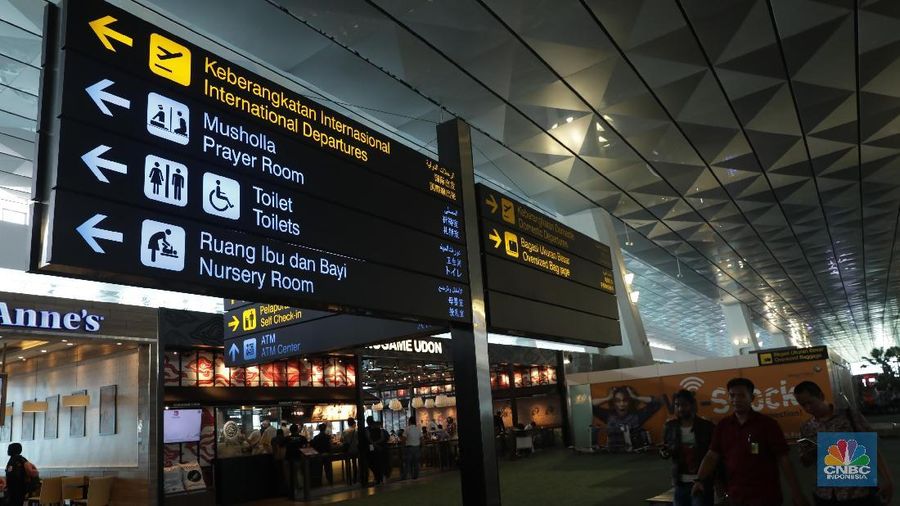 Warga Negara Asing mengantri pembelian tiket pesawat di Terminal 3 Bandara Soekarno Hatta, Tangerang Banten, Kamis (30/8). Mengatasi masalah defisit transaksi berjalan pada neraca perdagangan, Menko Luhut membuat 8 butir keputusan di bidang pariwisata bersama dengan beberapa kementerian/lembaga dan Pemda. Solusi di sektor ini merupakan yang paling cepat dan efektif dibandingkan sektor lainnya. Menko Luhut yang menargetkan perolehan devisa negara dari sektor pariwisata sebesar USD 17,6 milyar pada 2019 dan USD 28,5 milyar pada 2024.CNBC Indonesia/Muhammad Sabki)