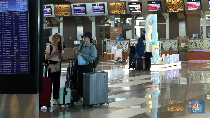 Warga Negara Asing mengantri pembelian tiket pesawat di Terminal 3 Bandara Soekarno Hatta, Tangerang Banten, Kamis (30/8). Mengatasi masalah defisit transaksi berjalan pada neraca perdagangan, Menko Luhut membuat 8 butir keputusan di bidang pariwisata bersama dengan beberapa kementerian/lembaga dan Pemda. Solusi di sektor ini merupakan yang paling cepat dan efektif dibandingkan sektor lainnya. Menko Luhut yang menargetkan perolehan devisa negara dari sektor pariwisata sebesar USD 17,6 milyar pada 2019 dan USD 28,5 milyar pada 2024.CNBC Indonesia/Muhammad Sabki)