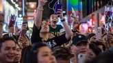 Otomatis, pertunjukan jalanan pun kehilangan panggungnya, meski sebagian warga mengeluh bahwa sejak 2000 mereka selalu menimbulkan keributan. (AFP PHOTO / Philip FONG)