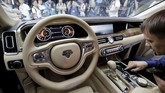 Interior sedan Aurus Senat menyajikan sejumlah fitur terkini yang bisa diaktifkan pada tombol-tombol di dasbor dan konsole tengah yang memisahkan pengendara dan penumpang. (REUTERS/Maxim Shemetov)