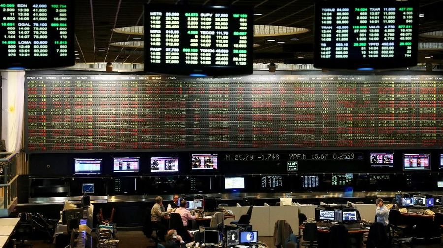 Para investor khawatir Argentina tidak dapat membayar pinjaman pemerintahnya yang berat dan sangat berisiko.