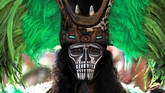 Seorang peserta dari negara bagian Quintana Roo, Meksiko, tiba untuk menampilkan aksinya di hadapan Paus Fransiskus di lapangan Vatikan. (REUTERS/Alessandro Bianchi)