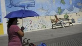 Wali Kota New York Bill de Blasio mengimbau masyarakatnya untuk menjaga cairan tubuh dan sebisa mungkin berteduh jika terpapar sinar matahari yang terik. (Drew Angerer/Getty Images/AFP)
