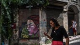 Gaya arsitektur bangunan di Balat begitu khas, sehingga bisa menjadi lokasi yang layak diabadikan dalam wujud dua dimensi.