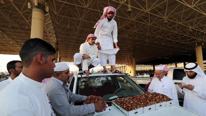 Berbagai jenis, bentuk dan ukuran kurma dijual ditempat ini, namun kurma yang banyak dicari ialah kurma Sukari kuning-kemerahan.