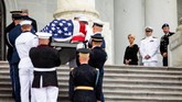 Istri John McCain, Cindy (tengah) dan putranya Jack dan James menyambut jenazah sebelum dilakukan penghormatan di tingkat petinggi pemerintahan. (JIM LO SCALZO/POOL Via REUTERS)