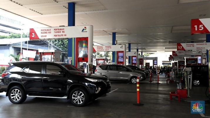 Petugas mengisi BBM mobil di Stasiun Pengisian Bahan Bakar Minyak (SPBU) milik PT Pertamina di Jakarta, Selasa (28/8). Saat ini sebanyak 60 terminal BBM Pertamina telah menyalurkan biodiesel 20% atau B20 untuk PSO (Public Service Obligation/subsidi). (CNBC Indonesia/Muhammad Sabki)