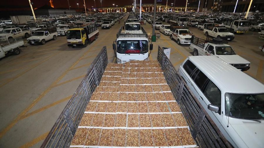Berbagai jenis, bentuk dan ukuran kurma dijual ditempat ini, namun kurma yang banyak dicari ialah kurma Sukari kuning-kemerahan.