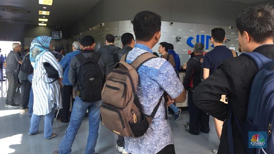 Pelemahan kurs rupiah terhadap dolar Amerika Serikat (AS) terus tergerus saat ini.