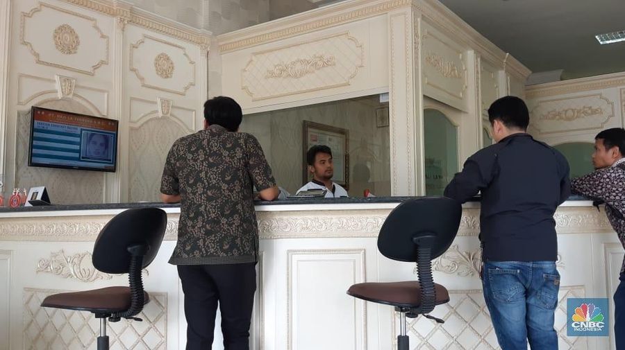 Kurs rupiah masih bergerak melemah terhadap dolar Amerika Serikat (AS) saat ini.