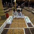 Arab Saudi Gelar Bukber, Pakai Lesehan Sepanjang 500 Meter