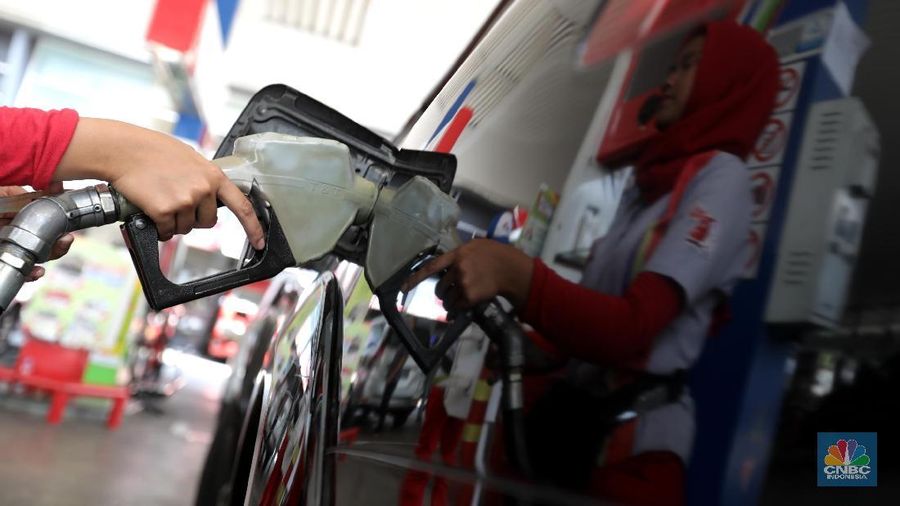 Petugas mengisi BBM mobil di Stasiun Pengisian Bahan Bakar Minyak (SPBU) milik PT Pertamina di Jakarta, Selasa (28/8). Saat ini sebanyak 60 terminal BBM Pertamina telah menyalurkan biodiesel 20% atau B20 untuk PSO (Public Service Obligation/subsidi). (վ/Muhammad Sabki)