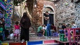 Bangunan di tempat ini masih tampak kokoh dan menawan, dengan dinding yang berwarna-warni.