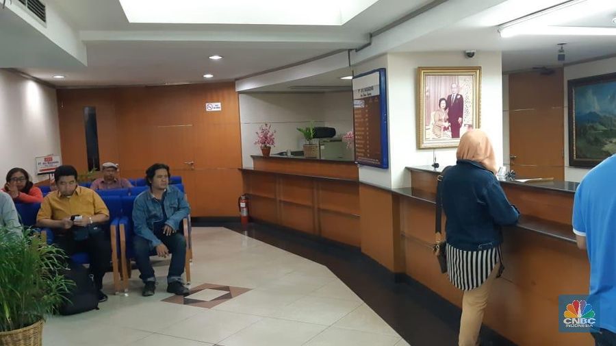 Kurs rupiah terus melanjutkan pelemahannya terhadap dolar Amerika Serikat (AS) pada siang ini.