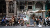 Kawasan ini terletak di sisi Eropa dari Istanbul, di kota lama di semenanjung bersejarah, di tepi barat Tanduk Emas.
