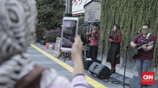 Anies Ingin Lestarikan Pertunjukan Musik di Trotoar Sudirman