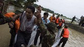 Lebih dari 63 ribu warga Myanmar terpaksa mengungsi karena rumah mereka tergenang banjir akibat bendungan irigasi yang jebol pada pekan ini. (AFP Photo/Ye Aung Thu)