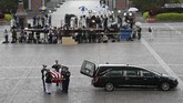 Pasukan pengawal militer membawa peti yang berisi mendiang politisi senior John McCain, Jumat (31/8) kala tiba di Capitol Hill, Washington DC. (Win McNamee/POOL Via REUTERS)