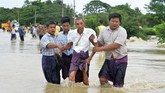 Kini, air mulai menghambat pergerakan menuju kota-kota besar, seperti Yangon, Mandalay, dan ibu kota di Naypyidaw. (AFP Photo/Thet Aung)