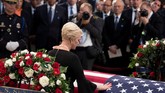 Cindy McCain dan ibunda John jadi pihak terakhir yang memberikan ucapan selamat tinggal kepada mendiang. Masih ada lagi acara penghormatan pada Sabtu (1/9) sebelum dimakamkan pada Minggu (2/9) di U.S. Naval Academy. (Jim Watson/POOL via REUTERS)