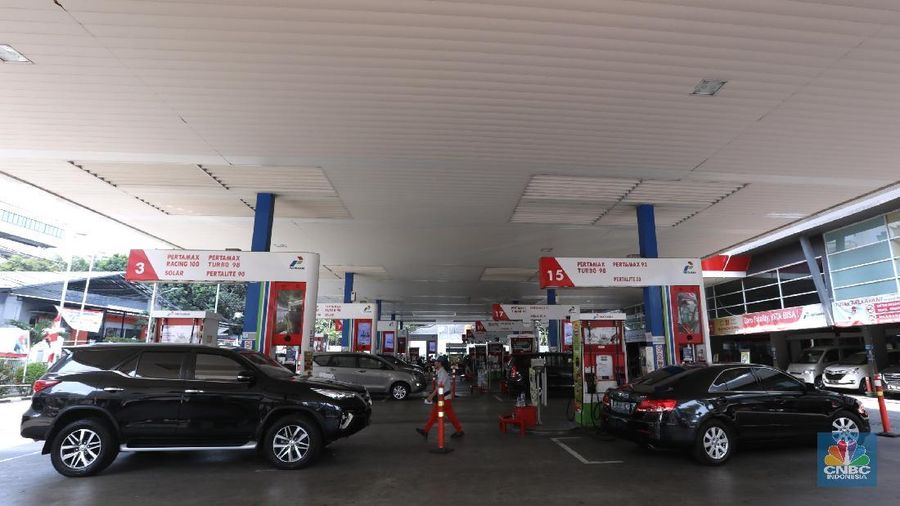 Petugas mengisi BBM mobil di Stasiun Pengisian Bahan Bakar Minyak (SPBU) milik PT Pertamina di Jakarta, Selasa (28/8). Saat ini sebanyak 60 terminal BBM Pertamina telah menyalurkan biodiesel 20% atau B20 untuk PSO (Public Service Obligation/subsidi). (վ/Muhammad Sabki)
