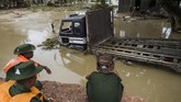 Air terus bergerak hingga mencapai kota-kota sekitar, seperti Swar dan Yedashe. (AFP Photo/Ye Aung Thu)