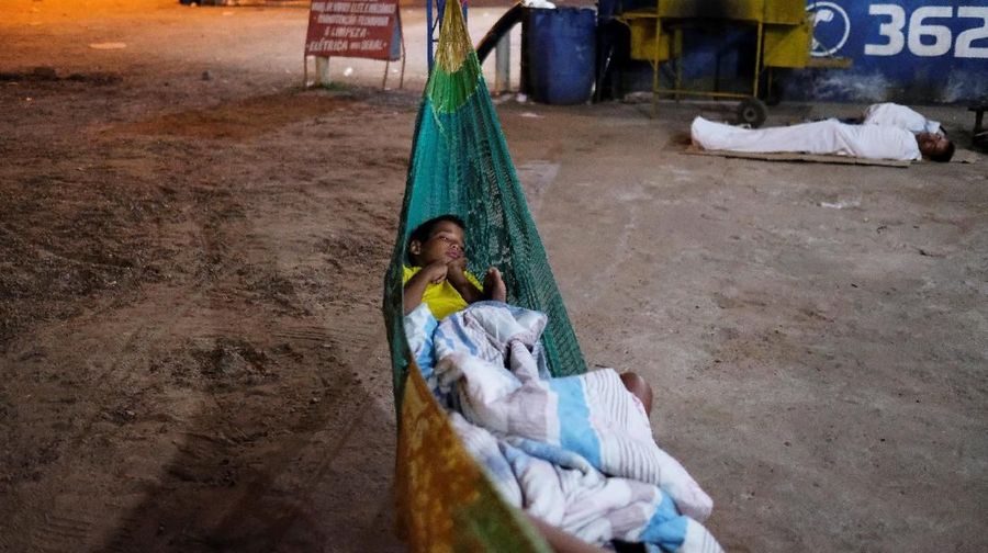 Warga Venezuela berbondong-bondong meninggalkan negaranya yang sedang hancur diterpa krisis ekonomi.