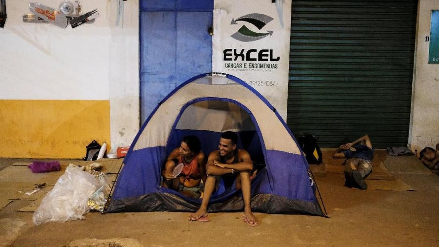 Warga Venezuela berbondong-bondong meninggalkan negaranya yang sedang hancur diterpa krisis ekonomi.